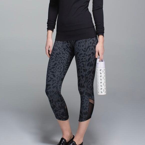 LULULEMON Just Breathe Crop Legging Animal Swirl Deep Coal 6 - Picture 1 of 12